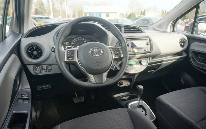 Toyota Yaris cena 48400 przebieg: 99445, rok produkcji 2019 z Knurów małe 529